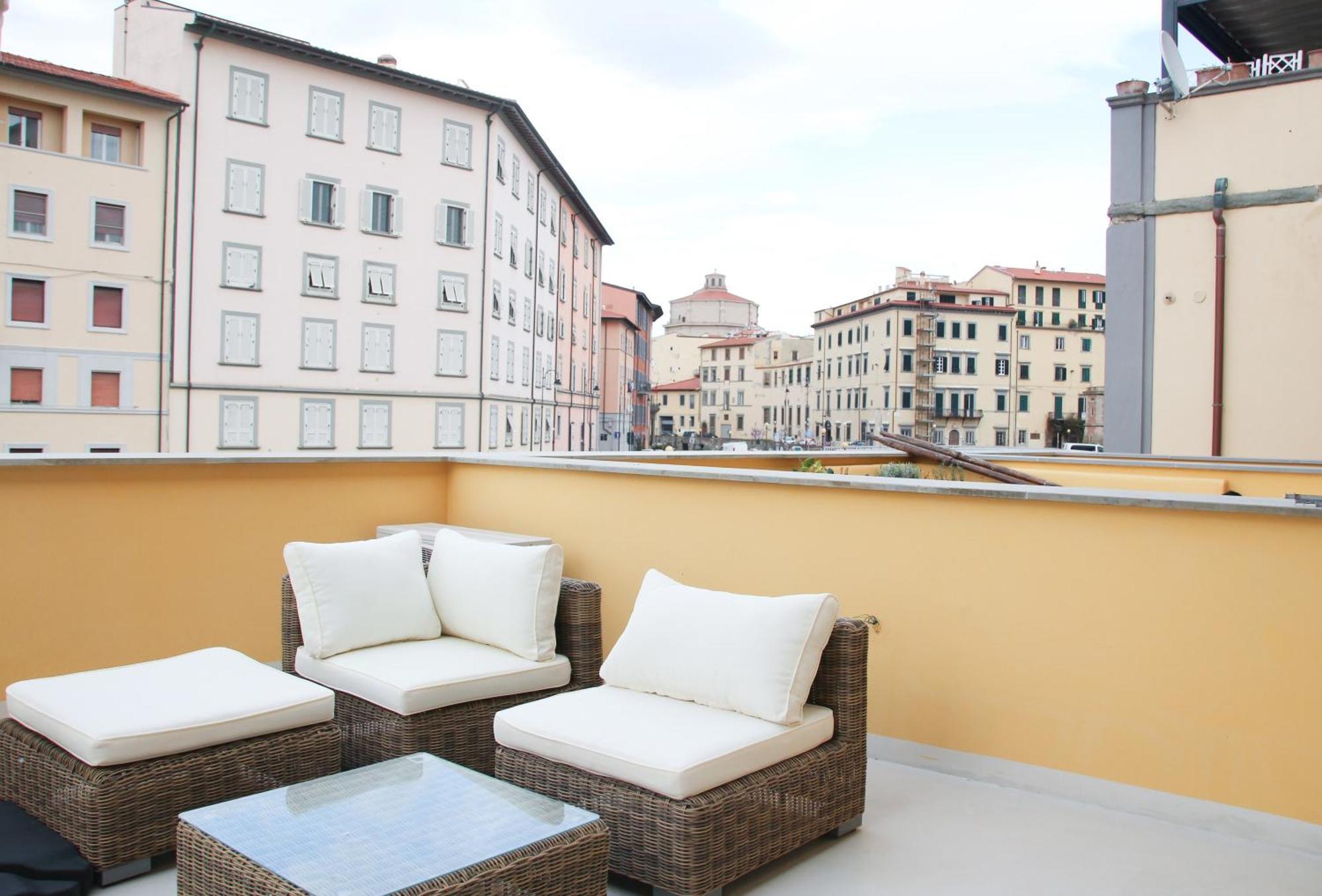 Waterfront Balcony I Grani 2 Resort Style Suite Livorno Dış mekan fotoğraf