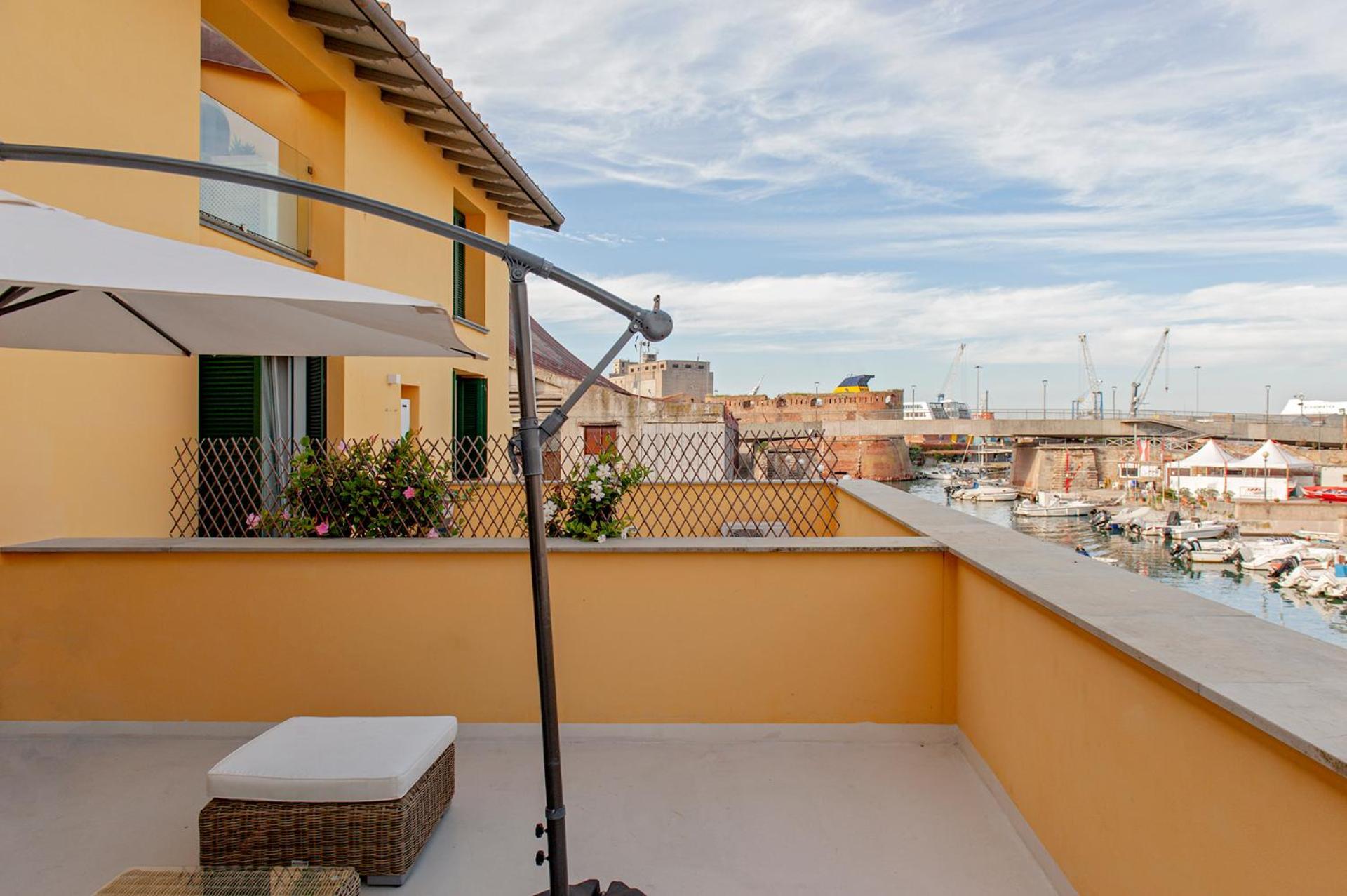Waterfront Balcony I Grani 2 Resort Style Suite Livorno Dış mekan fotoğraf